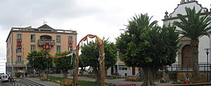 Archivo:Ayuntamiento e Iglesia San Fernando Obispo