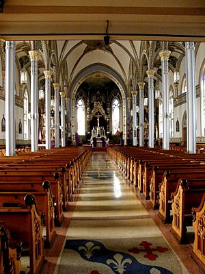 Archivo:Basilica of Saint Francis Xavier (Dyersville, Iowa), interior, nave, view from rear
