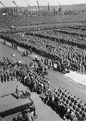 Archivo:Bundesarchiv Bild 183-2004-0312-504, Nürnberg, Reichsparteitag, Rede Adolf Hitler