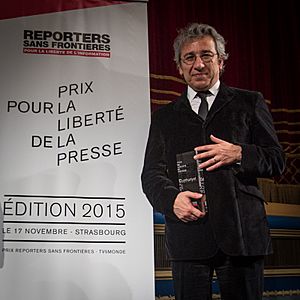 Archivo:Can Dündar prix RSF Strasbourg 17 novembre 2015