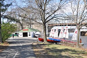 Archivo:Charles River BU Sailing Pavilion