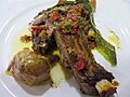 Costilla al horno con salsa chimichurri con pimiento y cebolla