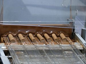 Archivo:Courtelary - Machine à enrober le chocolat au musée de la chocolaterie Camille Bloch - 2