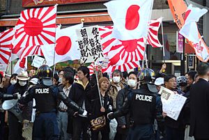 Archivo:Demonstration by zaitokukai in Tokyo 2