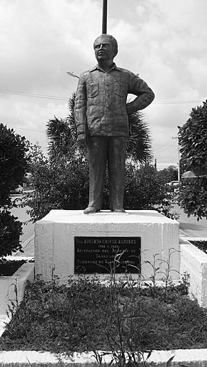 Archivo:Estatua de Eduardo Chavez