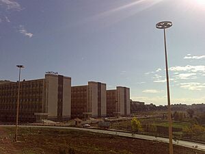 Archivo:Faculty of Medicine in Homs University, Syria