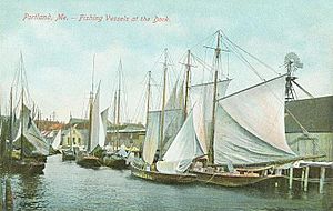 Archivo:Fishing Vessels at the Dock, Portland, ME