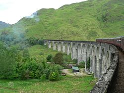 Archivo:Glenfinnan viaduct from The Jacobite 10