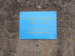 Archivo:Grave plaque Finch Hatton