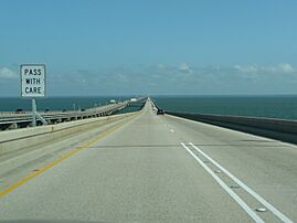 Archivo:Heading north on Lake Pontchartrain Causeway