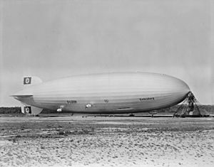 Archivo:Hindenburg at lakehurst