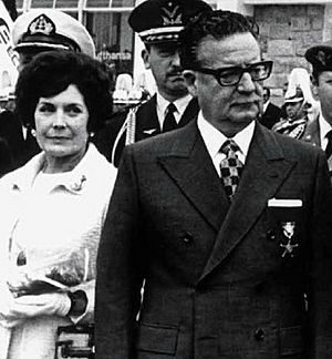 Archivo:Hortensia Bussi - Salvador Allende