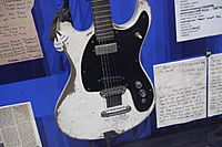 Archivo:Johnny Ramone's Mosrite guitar - Rock and Roll Hall of Fame (2014-12-30 12.33.35 by Sam Howzit)