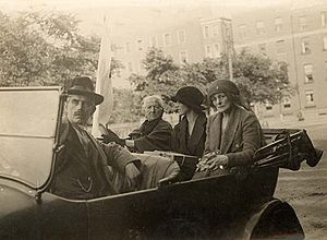 Archivo:Maud Gonne on relief duty in Dublin July 4, 1922