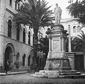 Archivo:Monument a l'Arxiu de Badalona (cropped)