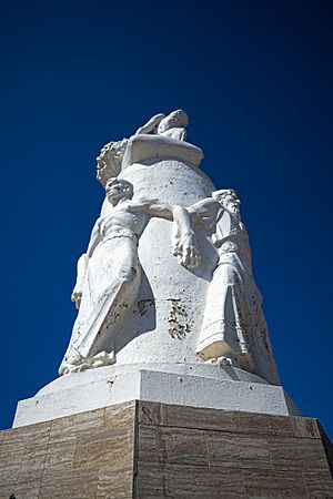Archivo:Monumento a los Inmigrantes 3 Ciudad El Trebol septiembre 2022