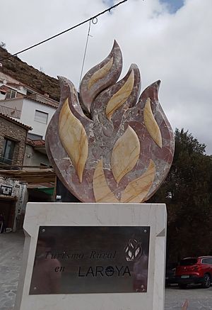 Archivo:Monumento a los fuegos de Laroya (cropped)