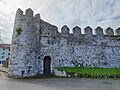 Muralla de Llanes desde la Playa del Sablón (vista lateral)