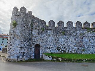 Muralla de Llanes desde la Playa del Sablón (vista lateral).jpg