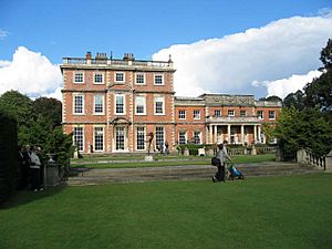 Archivo:NewbyHall(LynneGlazzard)Sep2003