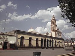 Palace of gobernement and church in Tlaxco, Tlaxcala.jpg