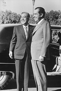 Archivo:President Nixon and Prime Minister Eisaku Sato of Japan at San Clemente - NARA - 194752