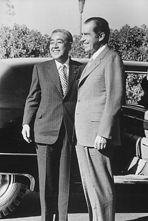 Archivo:President Nixon and Prime Minister Eisaku Sato of Japan at San Clemente - NARA - 194752