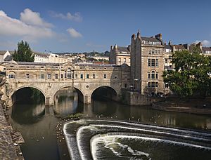 Archivo:Pulteney bridge in Bath view from south before noon2