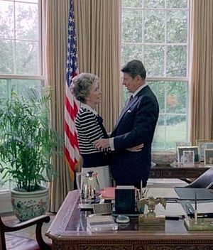 Archivo:Reagans talking in Oval Office cropped