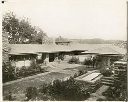 Archivo:Taliesin I courtyard
