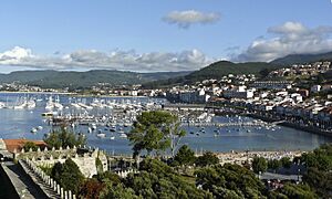 Archivo:Vista do porto de Baiona desde Monterreal-cropped