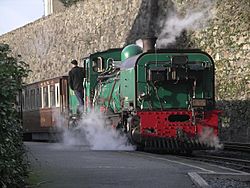 Archivo:Welsh Highland Railway train leaving Caernarfon