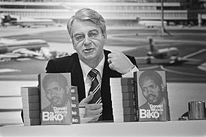 Archivo:Zuidafrikaan Donald Woods op Schiphol in verband met Nederlandse vertaling van z, Bestanddeelnr 929-8037