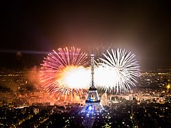 2013 Fireworks on Eiffel Tower 02.jpg