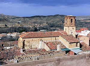 Archivo:AGUILAR DEL RIO ALHAMA-Iglesia de la Asuncion (sXVI) y Sierra del Tormo.
