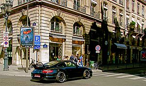 Archivo:A Porsche 997 GT2 in front of Boutique de parfumerie Guerlain, 356 rue Saint-Honoré