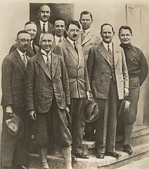 Archivo:Adolf Hitler,Himmler,Frick,Mutschmann,Goebbels,Schaub,Epp,Goering