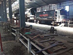Archivo:Antiguos Talleres Ferroviarios de Sapucai
