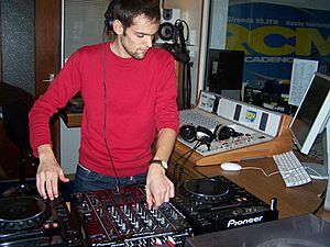 Archivo:Aron Rcm