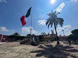 Archivo:Asta bandera del parque central Miguel Hidalgo de Tuxtla Chico 2022