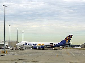 Archivo:Atlas Air Boeing 747-400F being loaded at Melbourne Airport