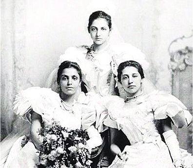 Archivo:Bamba, Catherine and Sophia