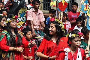 Archivo:Bangladeshi girls wearing draping sari with flower crown at Pohela Boishakh celebration 2016 (01)