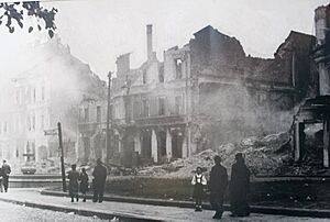 Archivo:Białystok smouldering ruins 1941