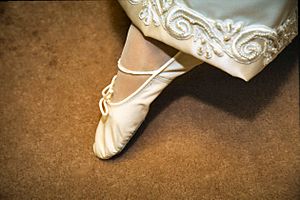 Archivo:Bride wore pointe shoes