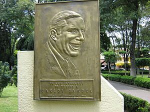 Archivo:Carlos Gardel en parque DF