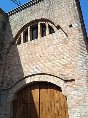 Archivo:Celler Cooperatiu de Rubí. Porta lateral