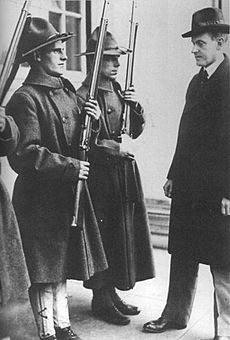 Archivo:Coolidge inspects militia