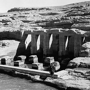 Archivo:Derr ( 125 miles south of Aswan, right bank). Temple dedicated to Pa - Horakhti