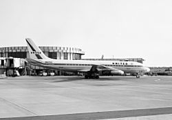 Douglas DC-8-11, United Airlines JP7765489.jpg